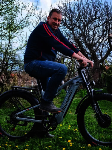 big-rider-enjoying-shengmilo-s600